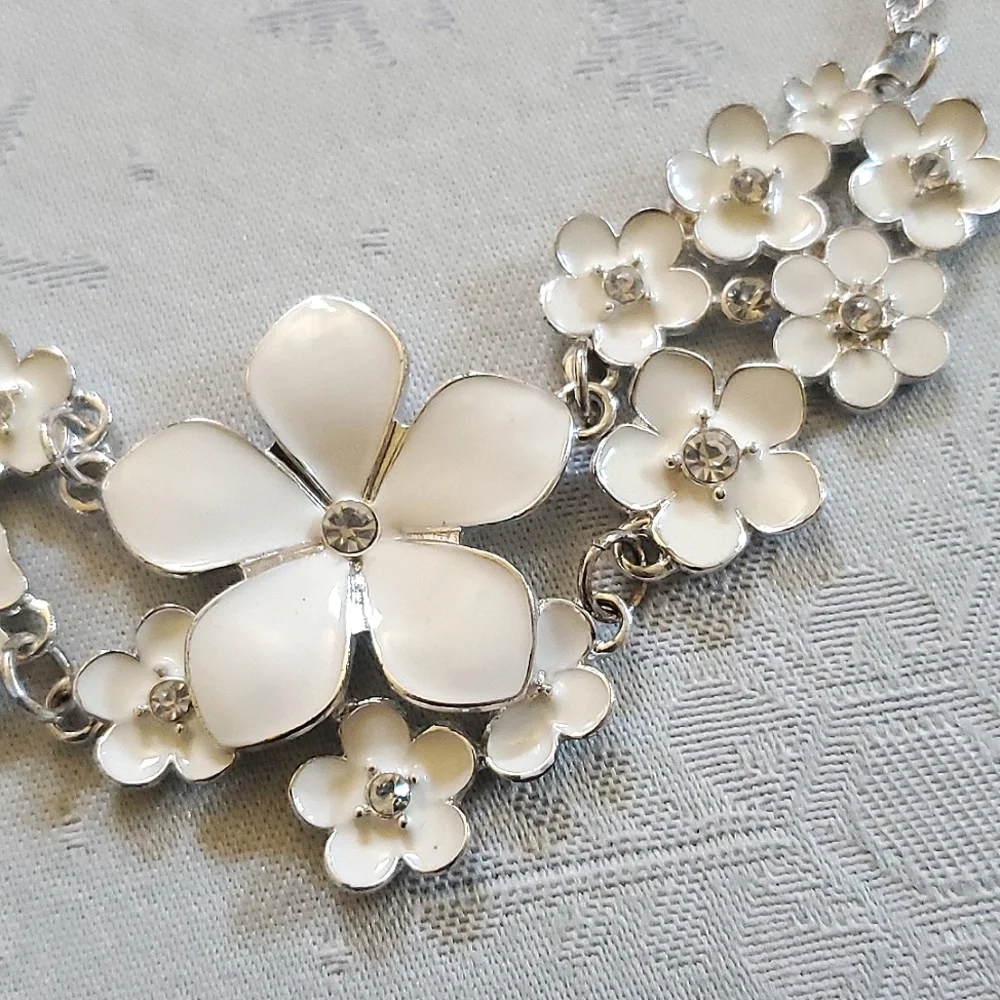 NIP New Charming Charlie Cream White & Silver Color Floral Necklace/Earrings Set - Picture 3 of 4